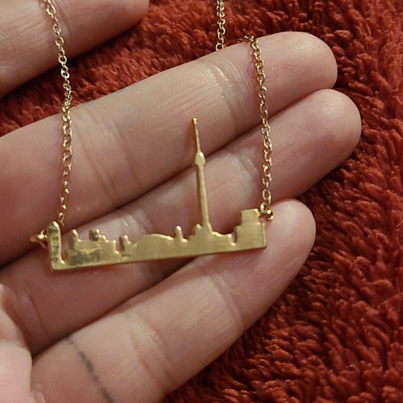 Toronto sky line chain not real gold - Picture 2 of 4
